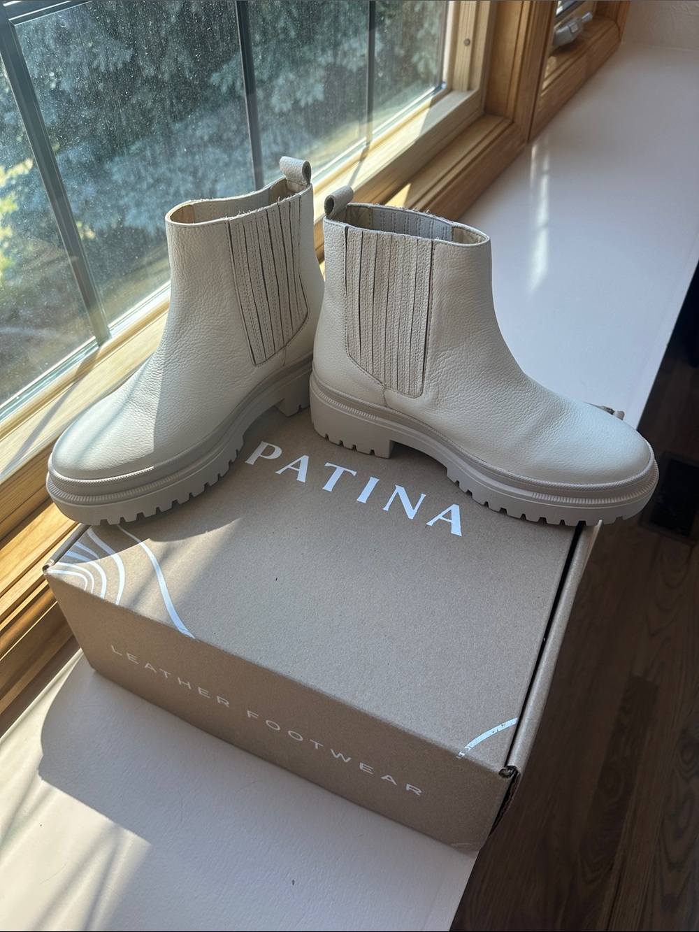 NIB Patina Ivory Chelsea Lug Sole Ankle Boots Size 7